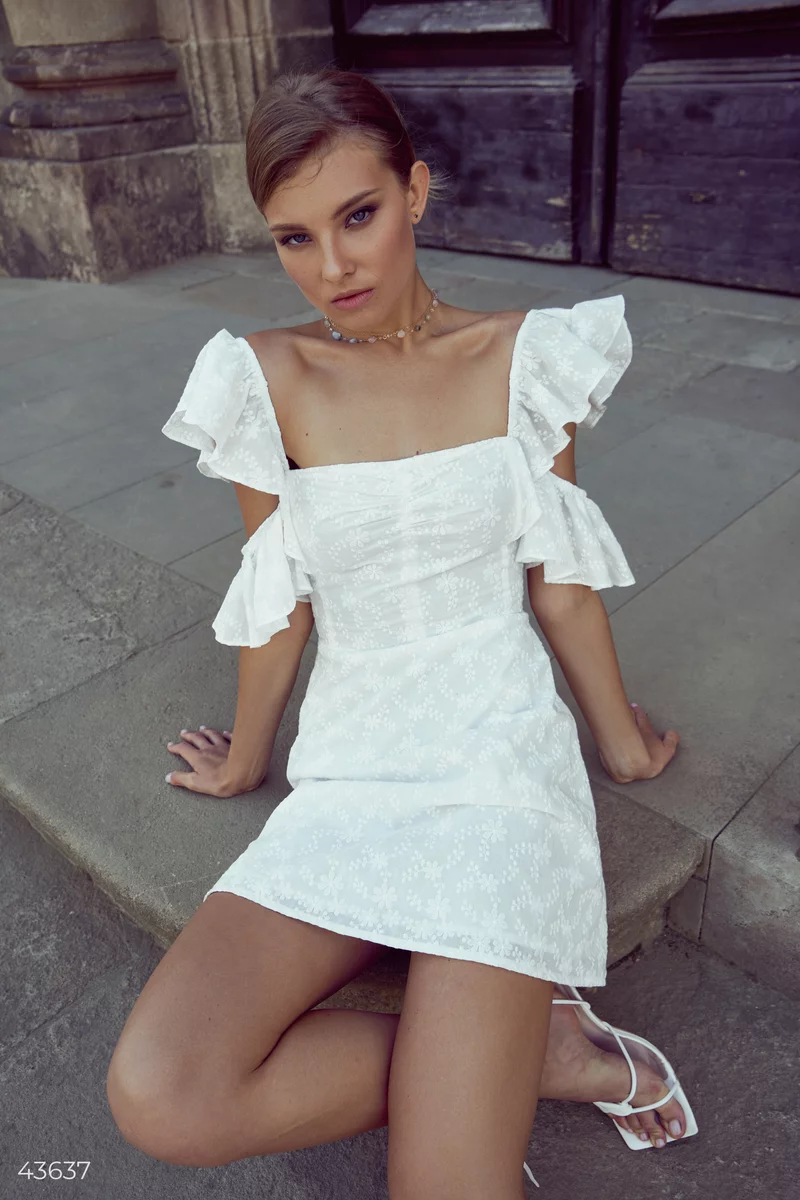 White dress with flounces photo 1