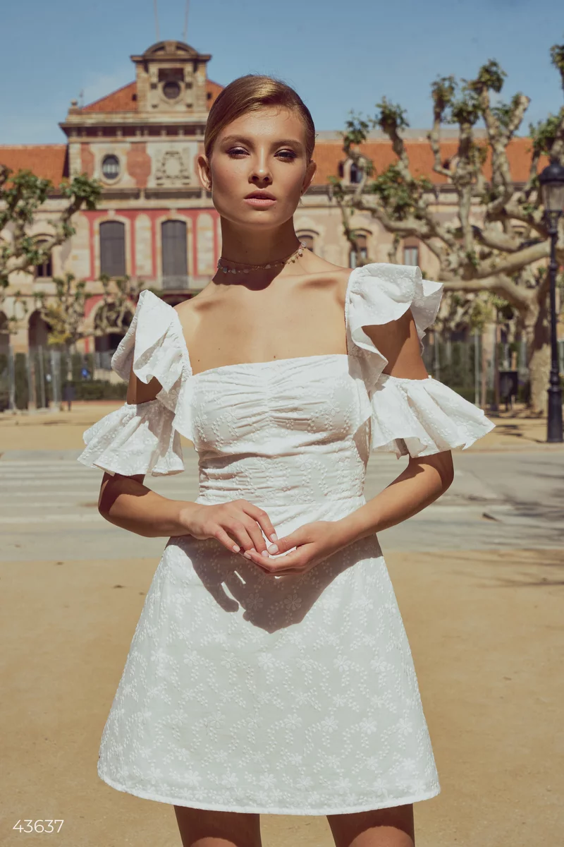 Белое платье с воланами фотография 3