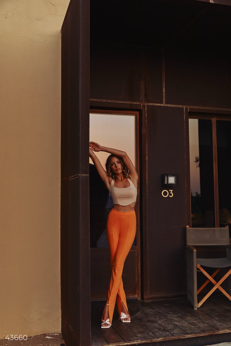 Оранжевые брюки с разрезами фотография 1