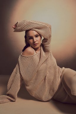 Бежевий светр з плетінням фотографія 4