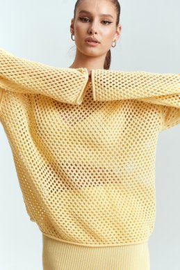Бежевый свитер с плетением фотография 5