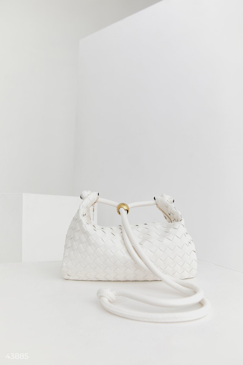 Біла сумка з плетінням