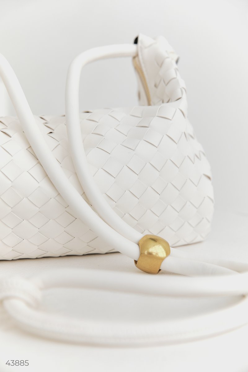 Белая сумка с плетением