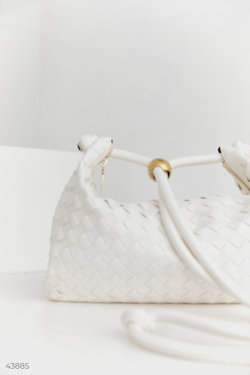 Белая сумка с плетением