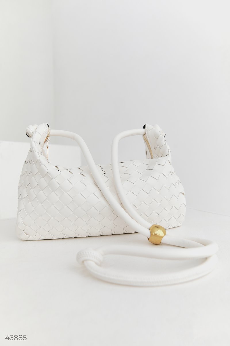Біла сумка з плетінням
