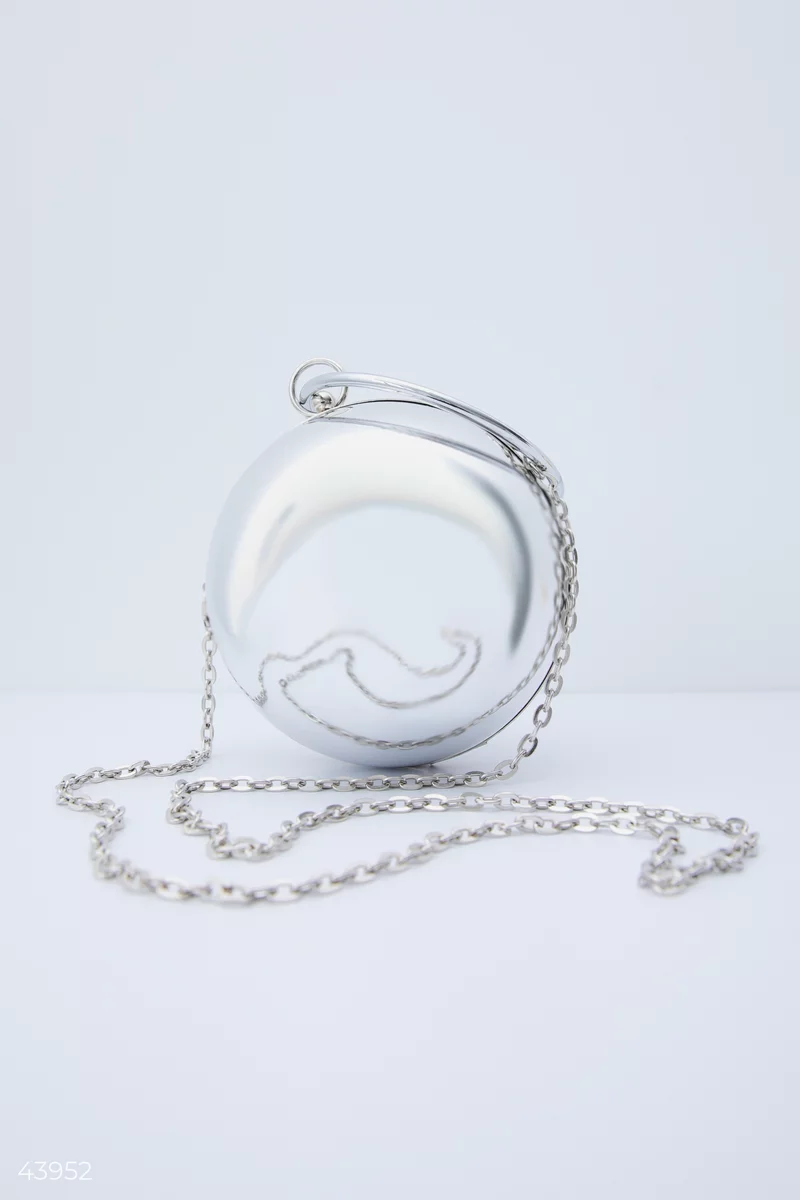 Серебристый клатч в форме шара фотография 1
