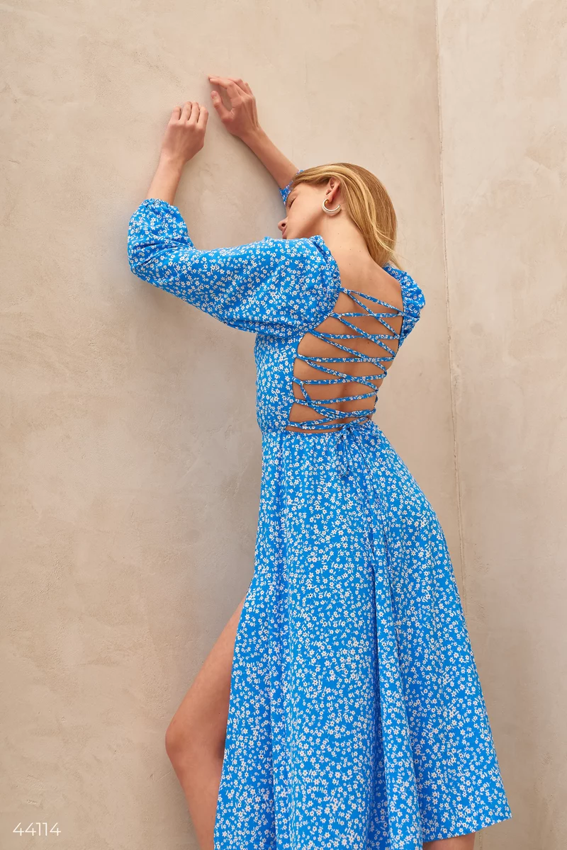 Синее платье с открытыми плечами фотография 1