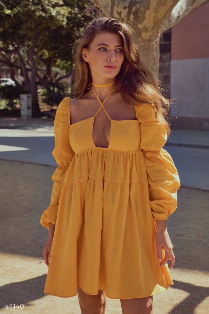 Bright dress with puffed sleeves photo 4