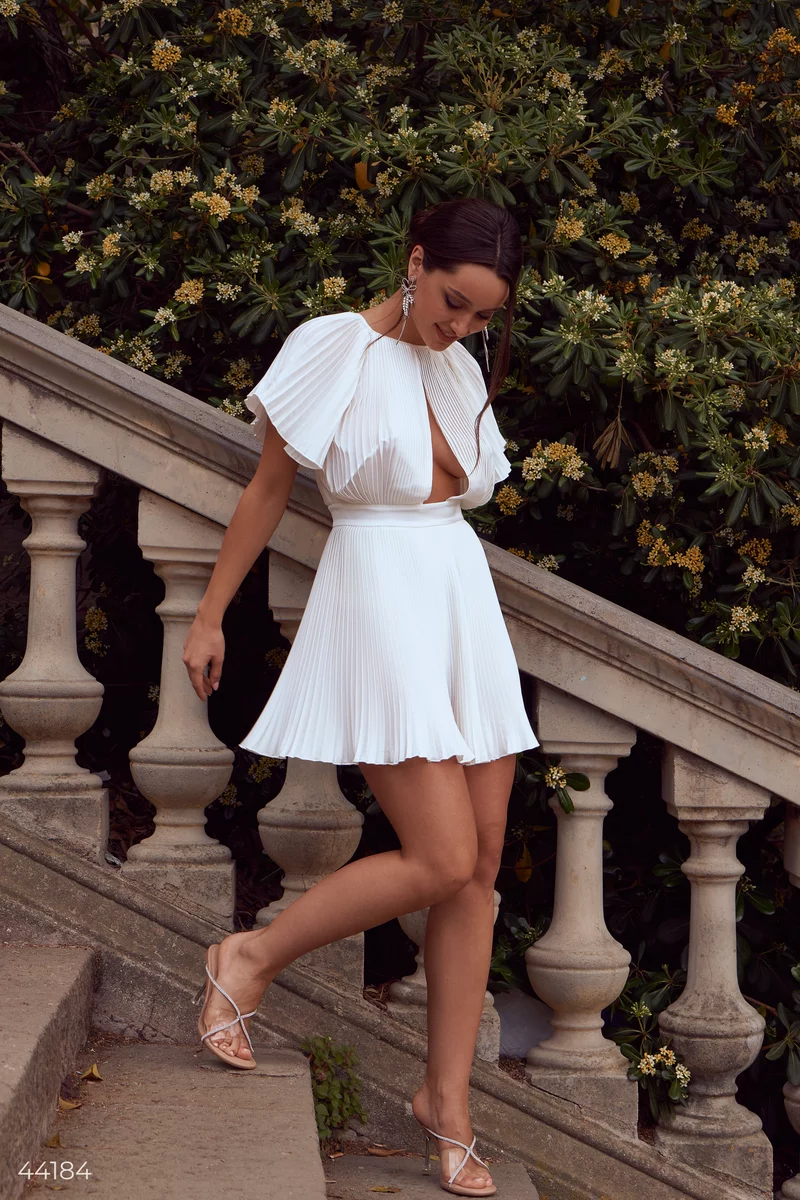 Белое платье мини с плиссированием фотография 4