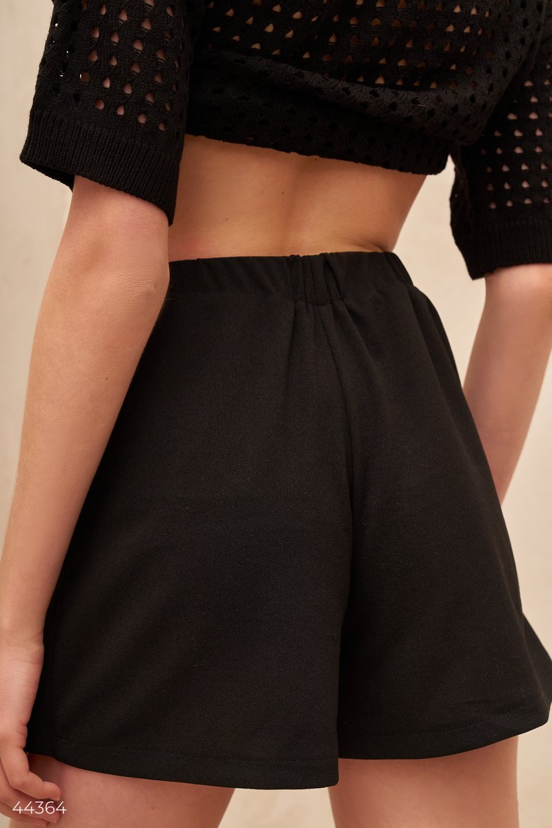 Трендовая черная юбка-шорты фотография 5
