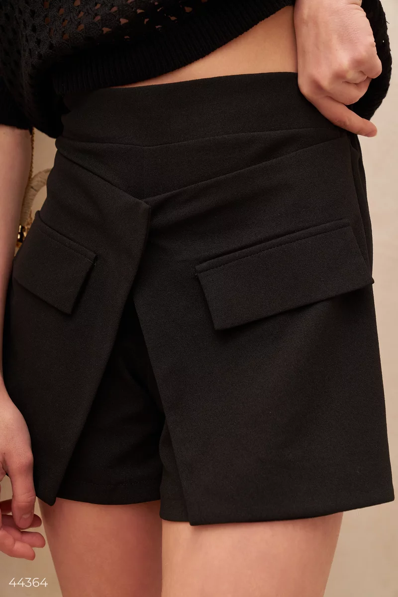 Черная юбка-шорты с клапанами фотография 2
