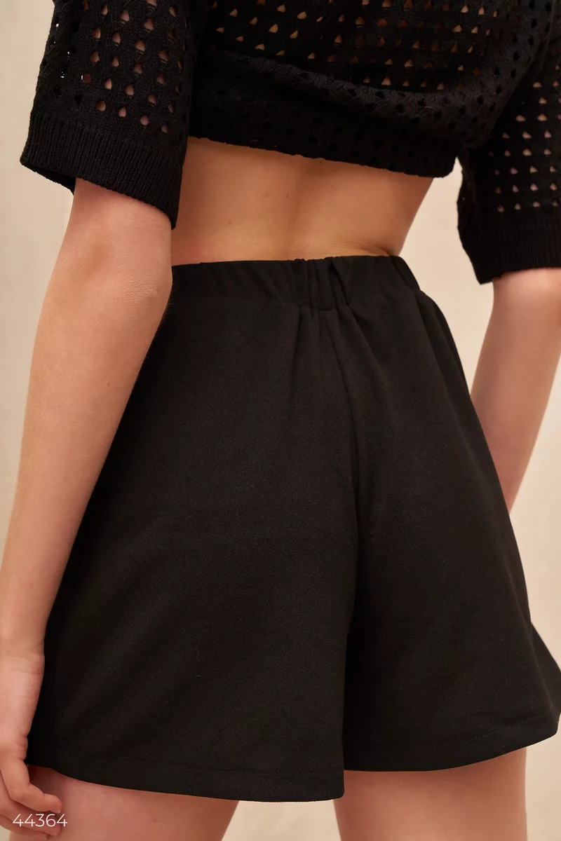 Черная юбка-шорты с клапанами фотография 5