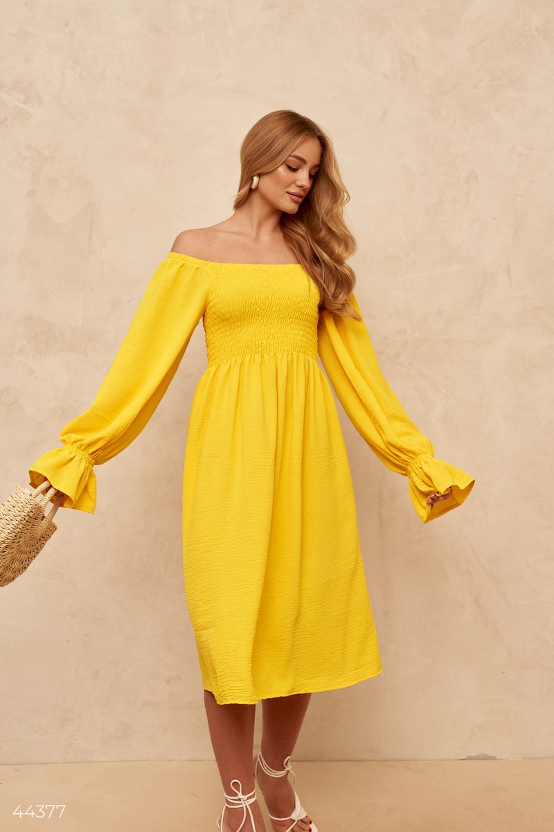 Желтое платье с открытыми плечами