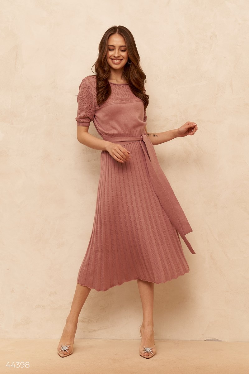 Вязаное розовое платье с ажурной кокеткой фотография 3