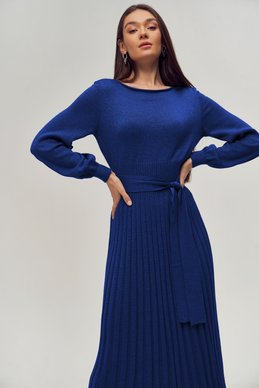 Синее трикотажное платье миди с плиссированным низом фотография 9