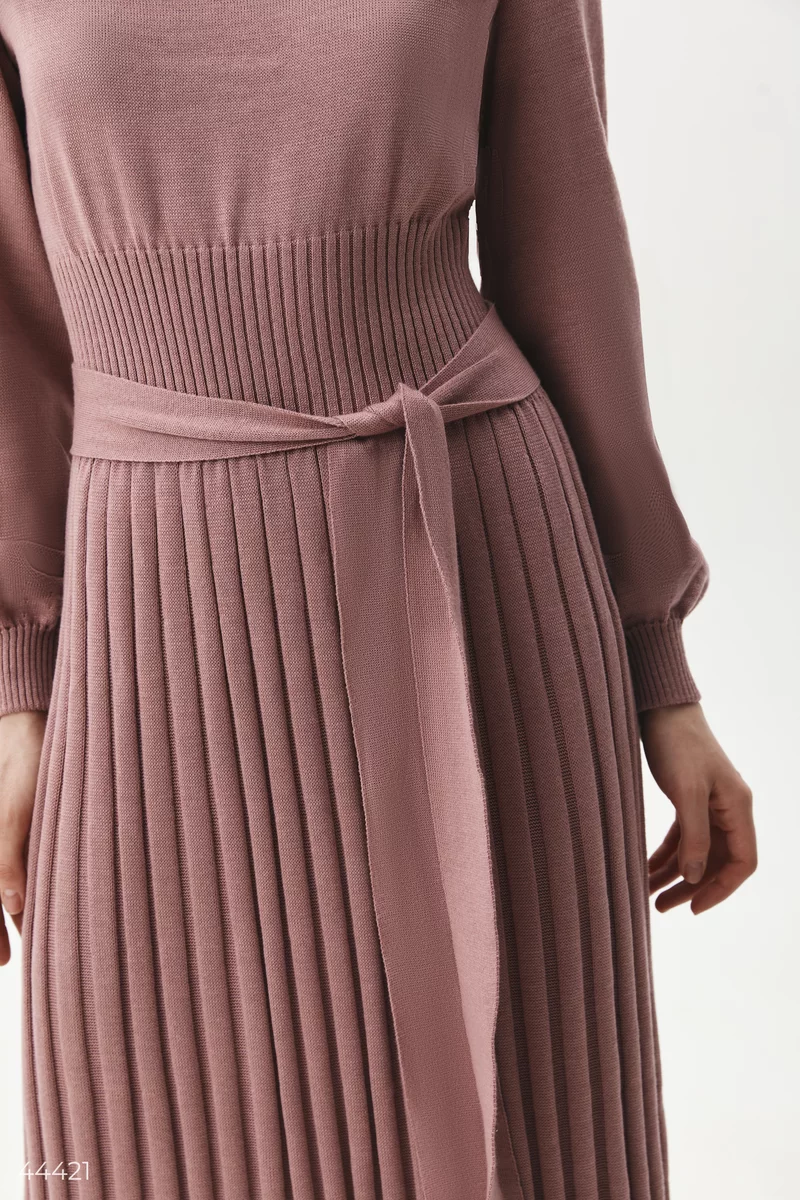 Розовое трикотажное платье миди с плиссированным низом фотография 3