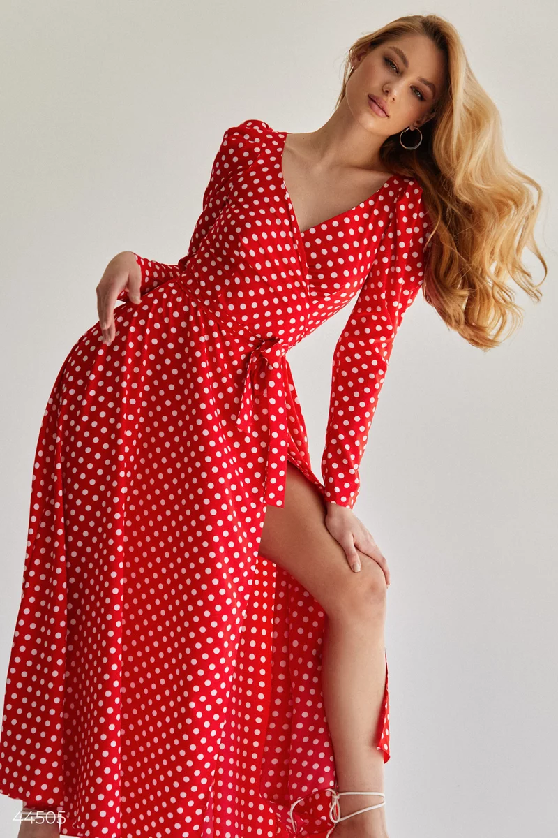 Красное платье в горошек фотография 1