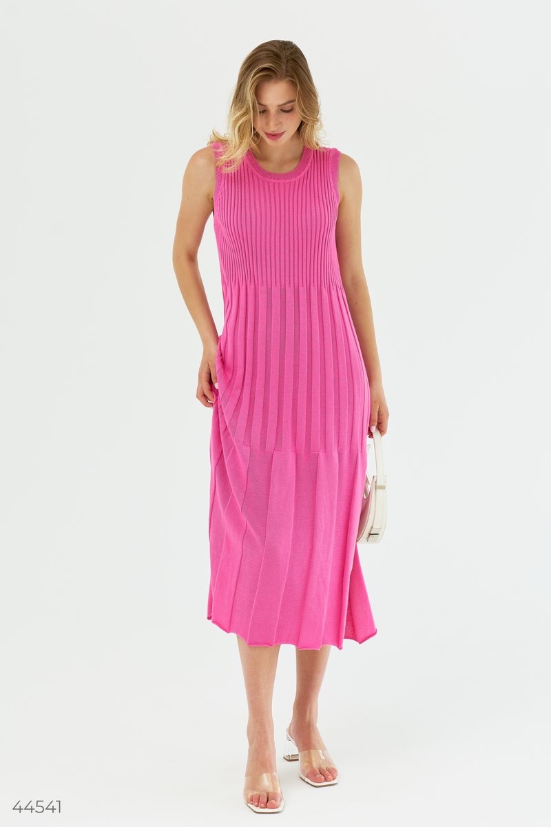 Трикотажное розовое платье фотография 1