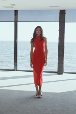 Красное платье-футляр фотография 2