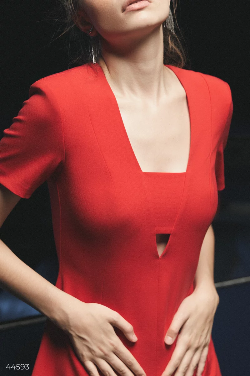Розкльошена червона сукня фотографія 3