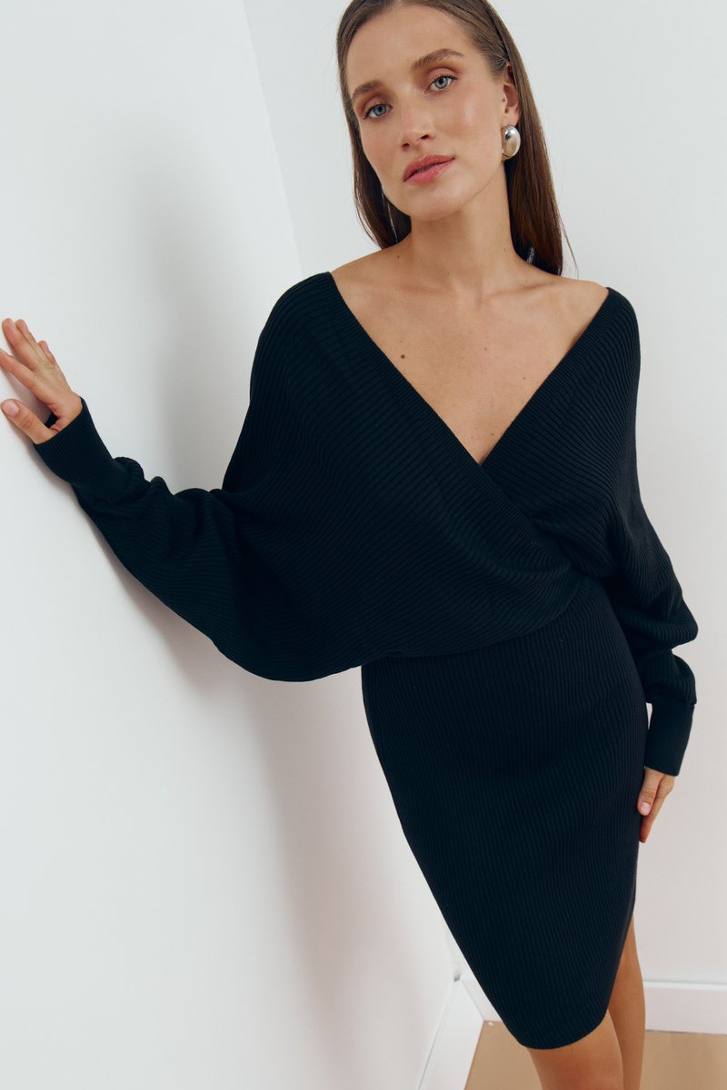 

Чорна трикотажна сукня міні на запа́х