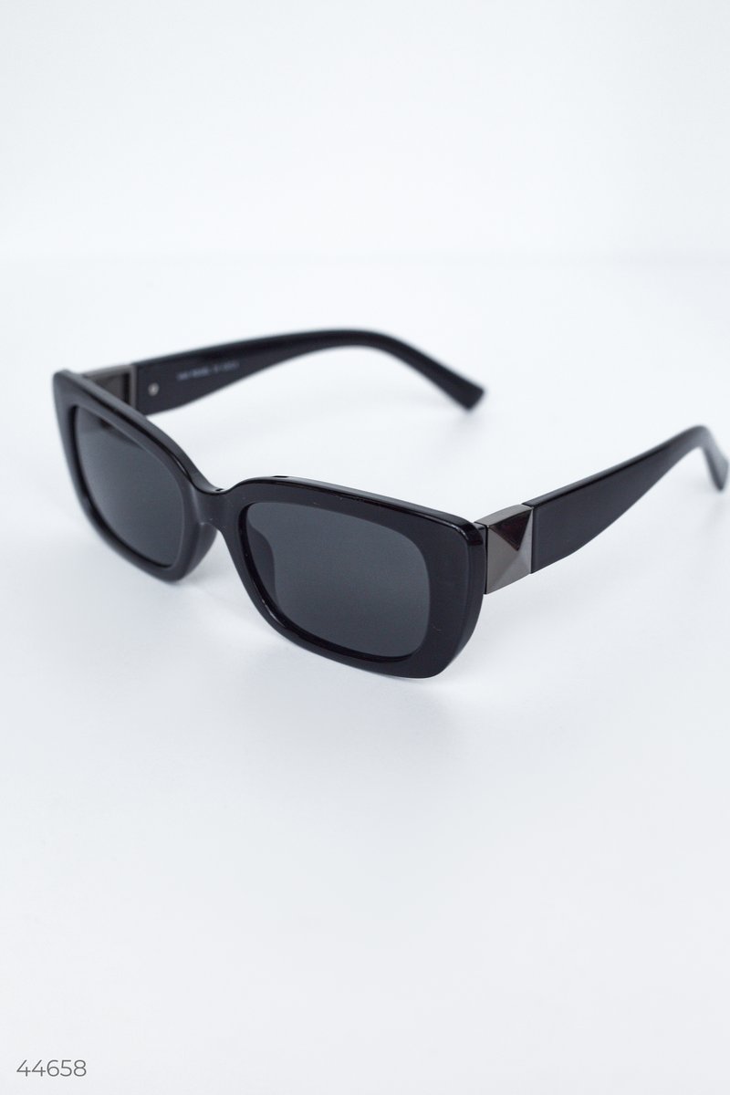 Чорні сонцезахисні окуляри фотографія 3