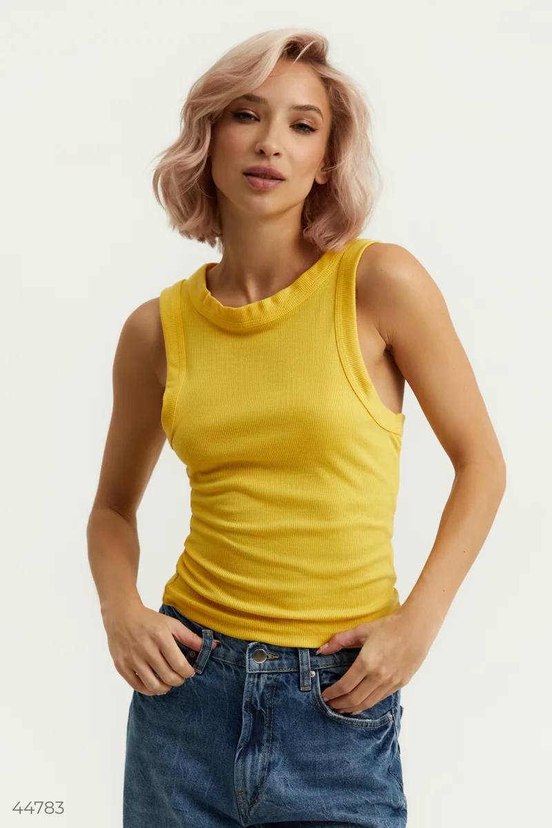 Yellow T-shirt with a small scar photo 1