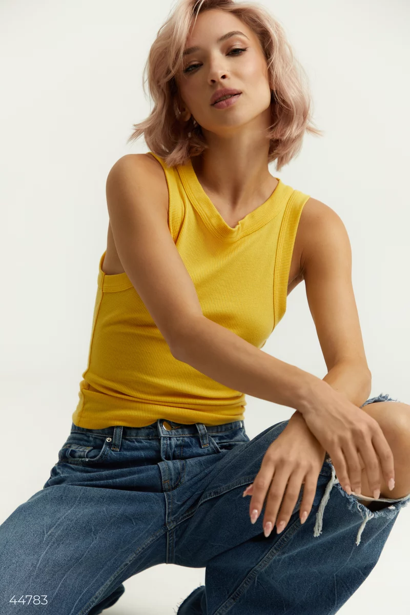 Yellow T-shirt with a small scar photo 2
