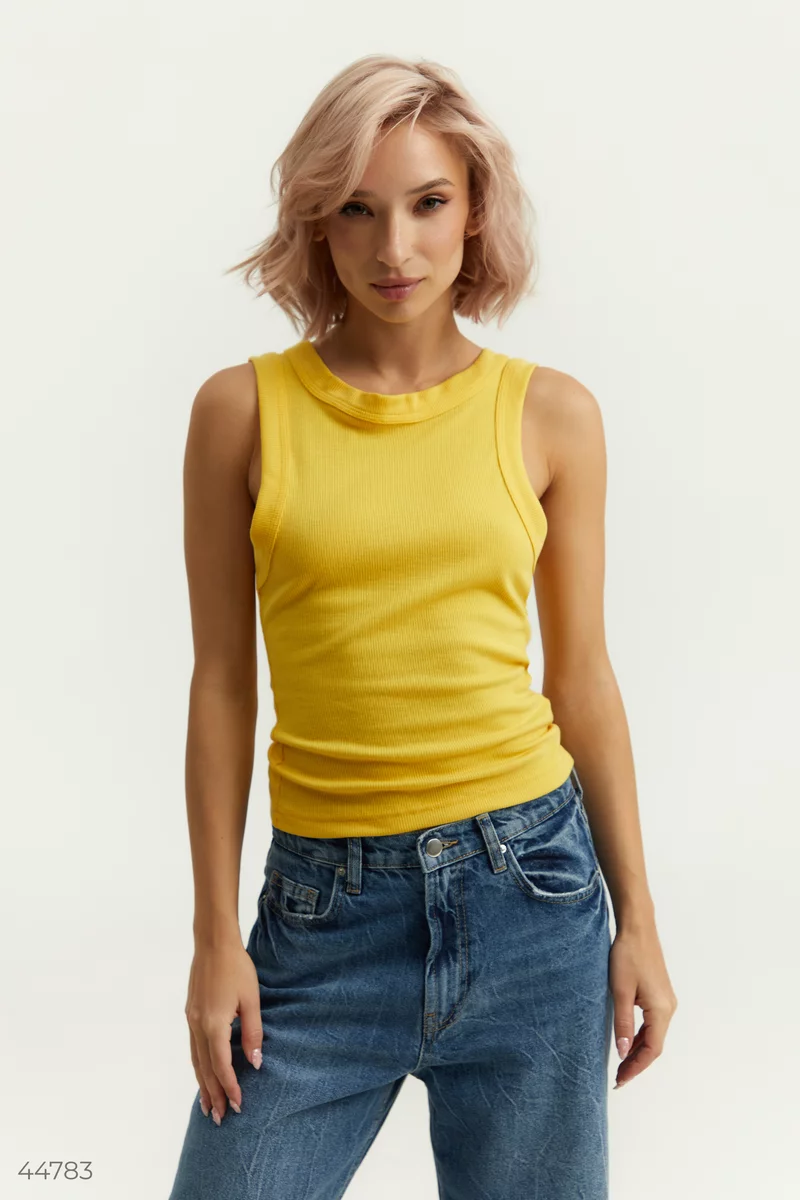 Yellow T-shirt with a small scar photo 3