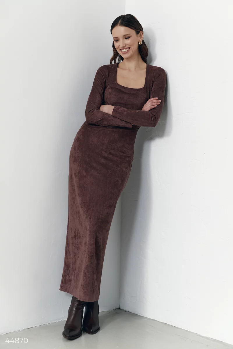 Коричневое длинное платье бодикон с экозамши фотография 1