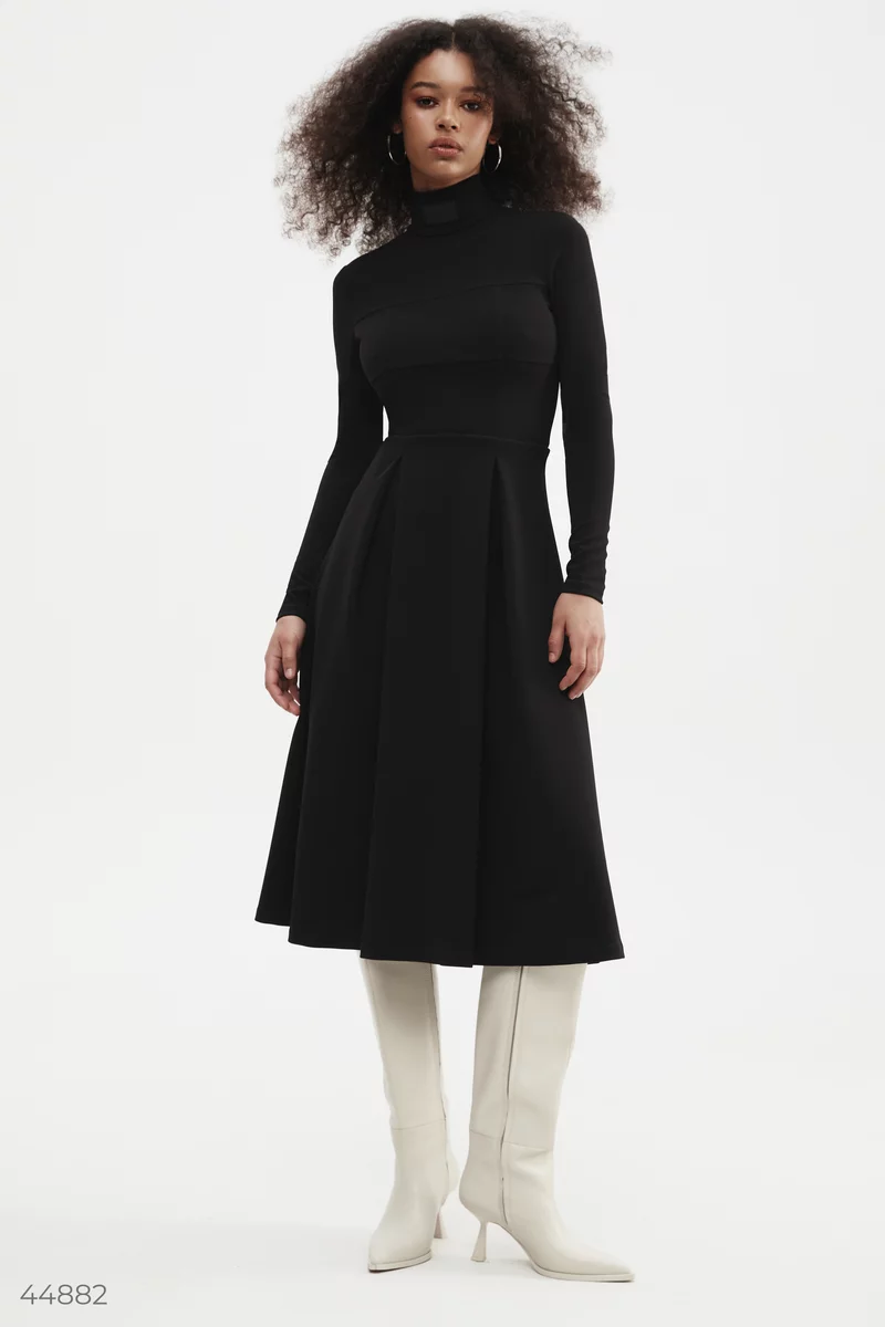 Черное платье с высокой горловиной фотография 1