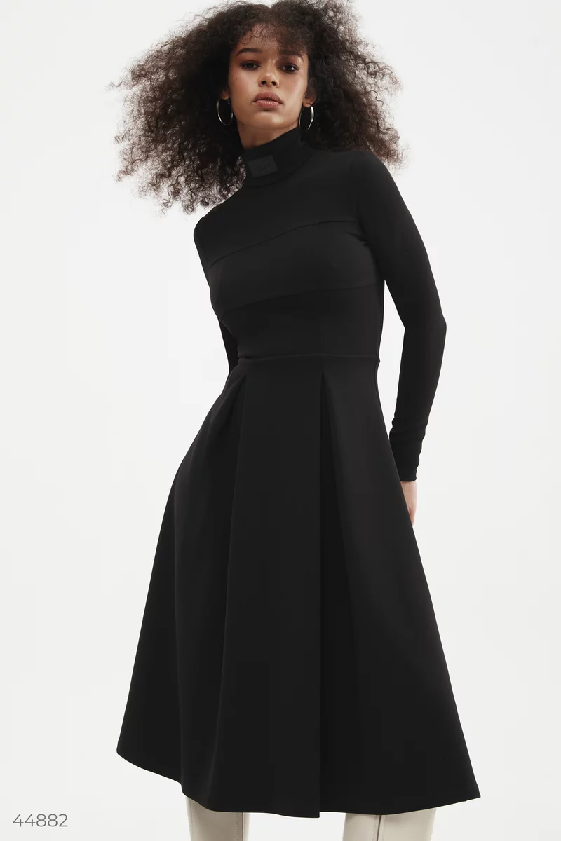 Черное платье с высокой горловиной фотография 2