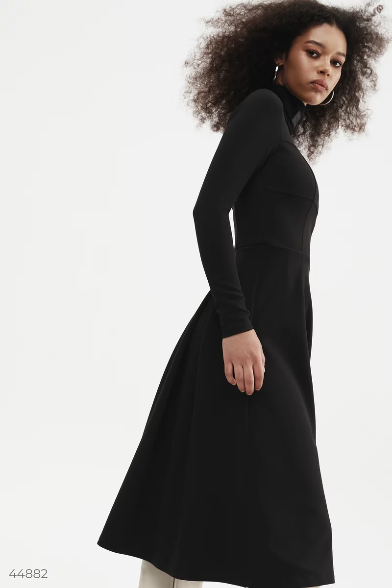 Чорна сукня із високою горловиною фотографія 3