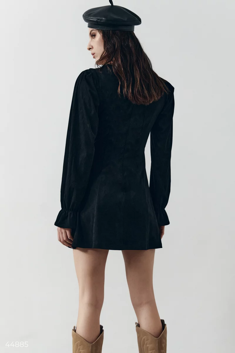 Черное платье мини с манжетой-клеш фотография 5