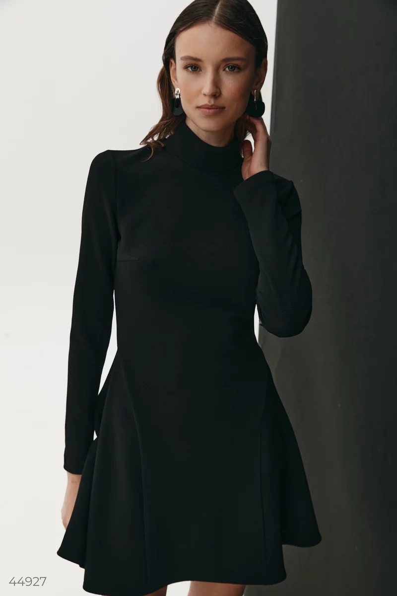 Черное трикотажное платье с длинным рукавом фотография 1