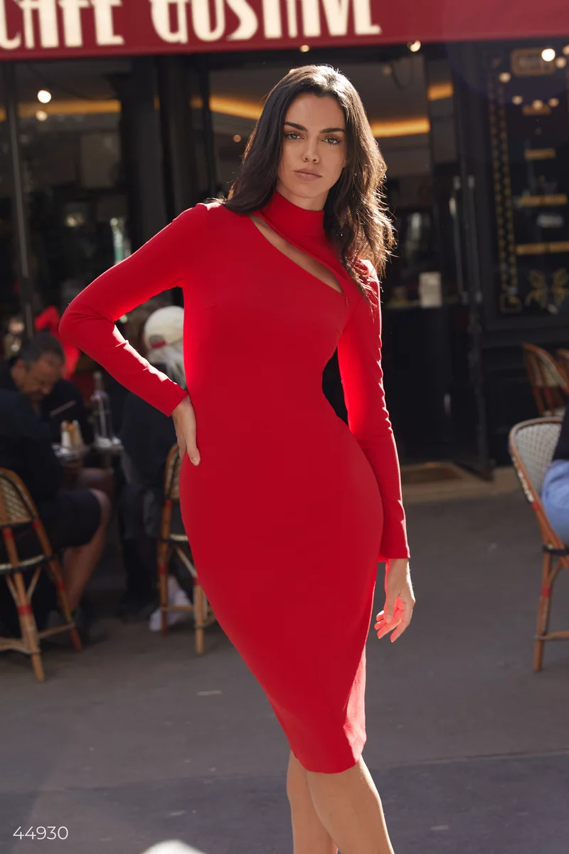 Красное приталенное платье с декоративным вырезом фотография 1