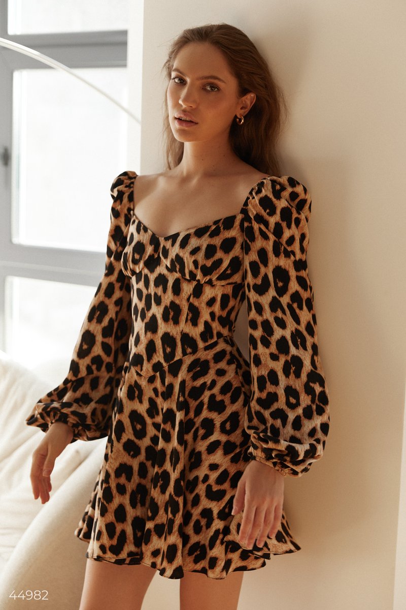 

Леопардова сукня з об'ємними рукавами