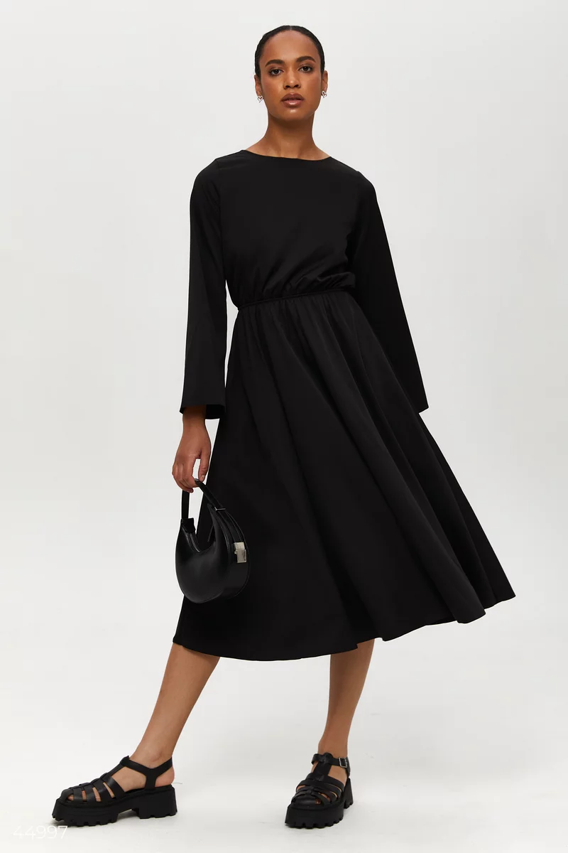 Чорна сукня з відкритою спиною фотографія 4