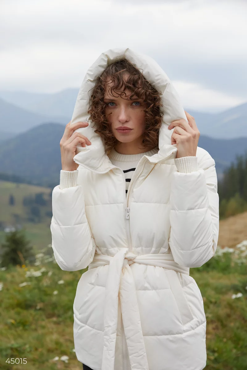 Молочная теплая куртка с капюшоном фотография 3