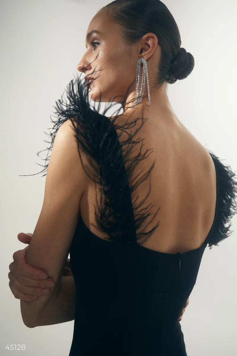 Черное сатиновое платье-комбинация с перьями фотография 4