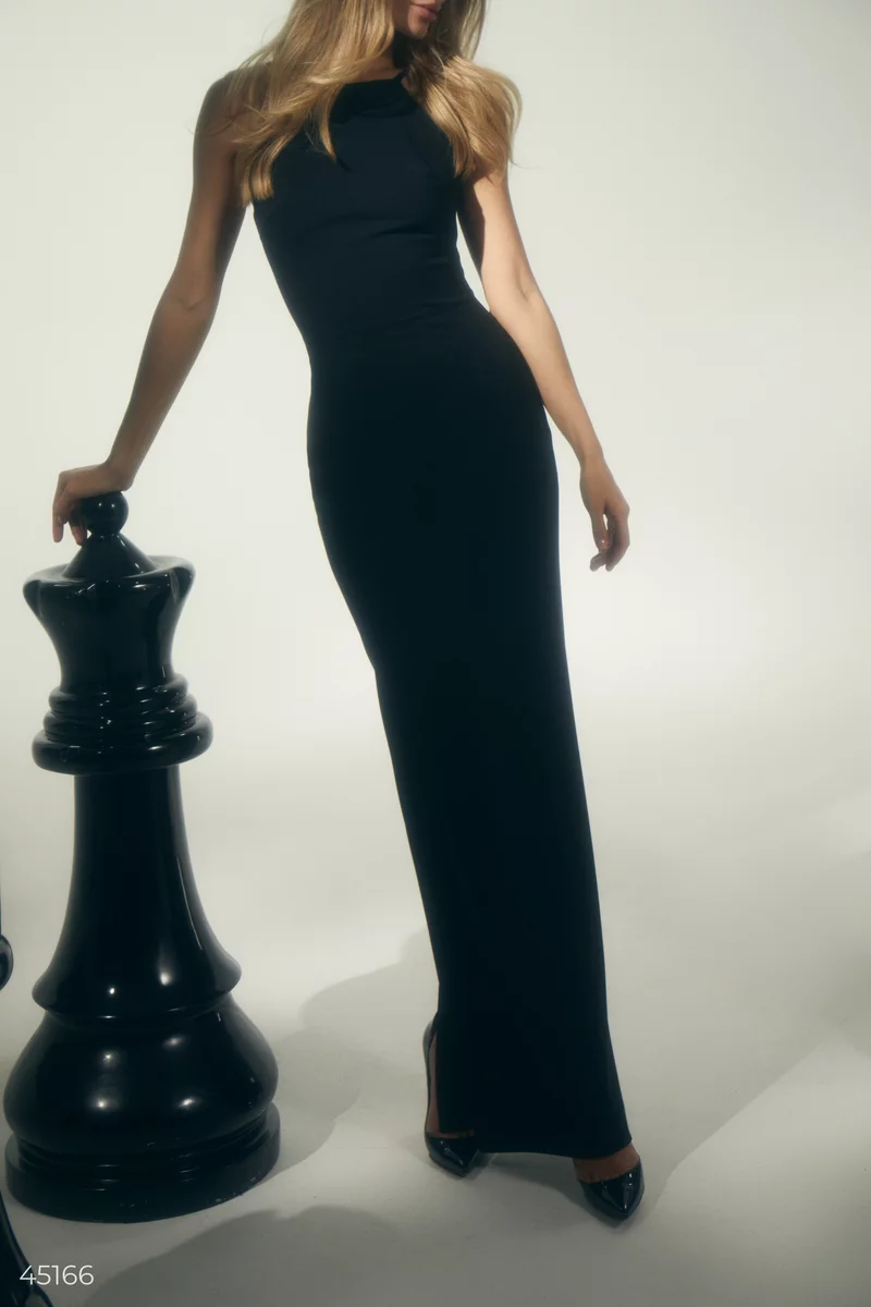 Елегантна чорна сукня на бретелях фотографія 2