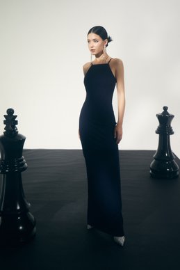 Элегантное черное платье на бретелях фотография 2