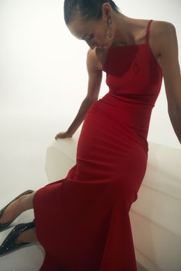 Элегантное красное платье на бретелях фотография 3