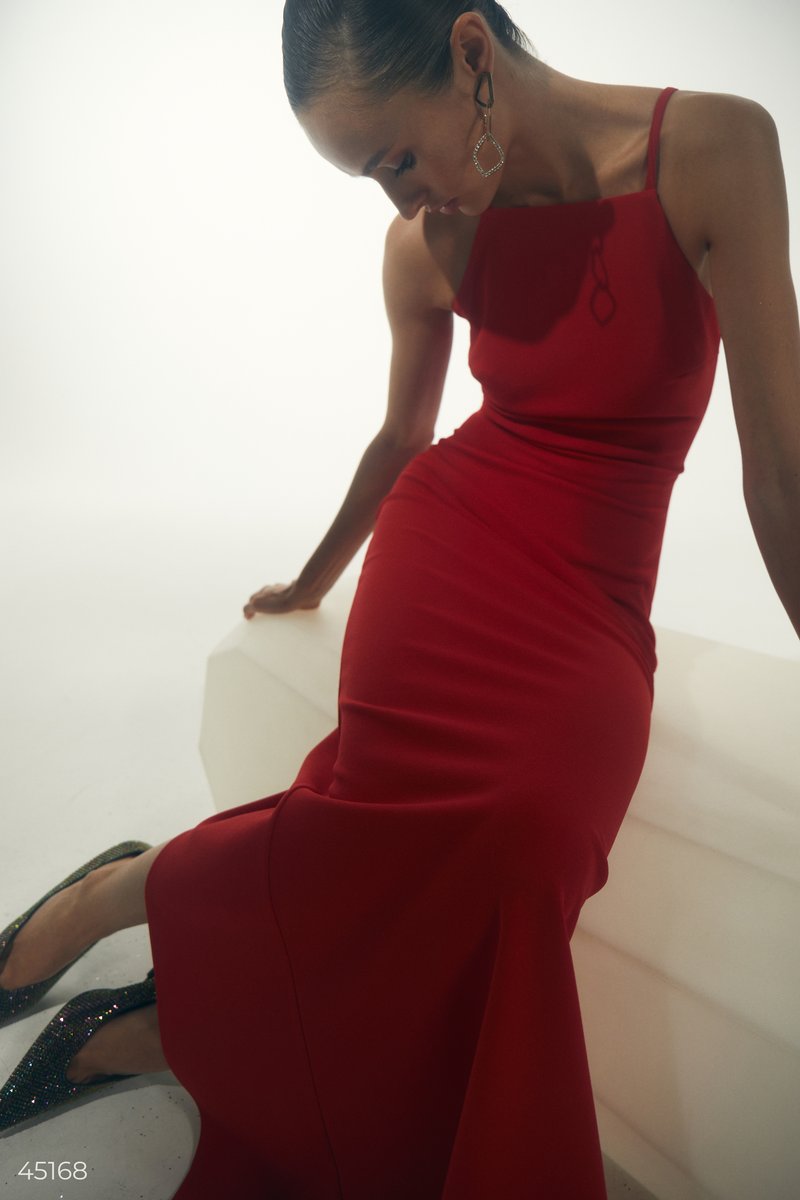 

Елегантна червона сукня на бретелях