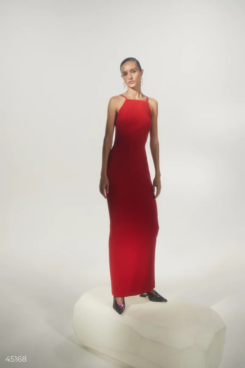 Элегантное красное платье на бретелях фотография 2