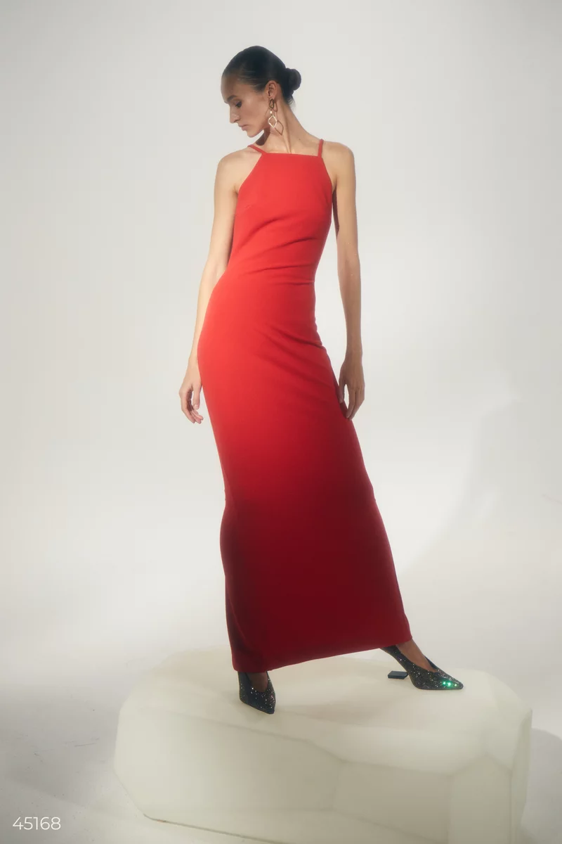 Элегантное красное платье на бретелях фотография 3