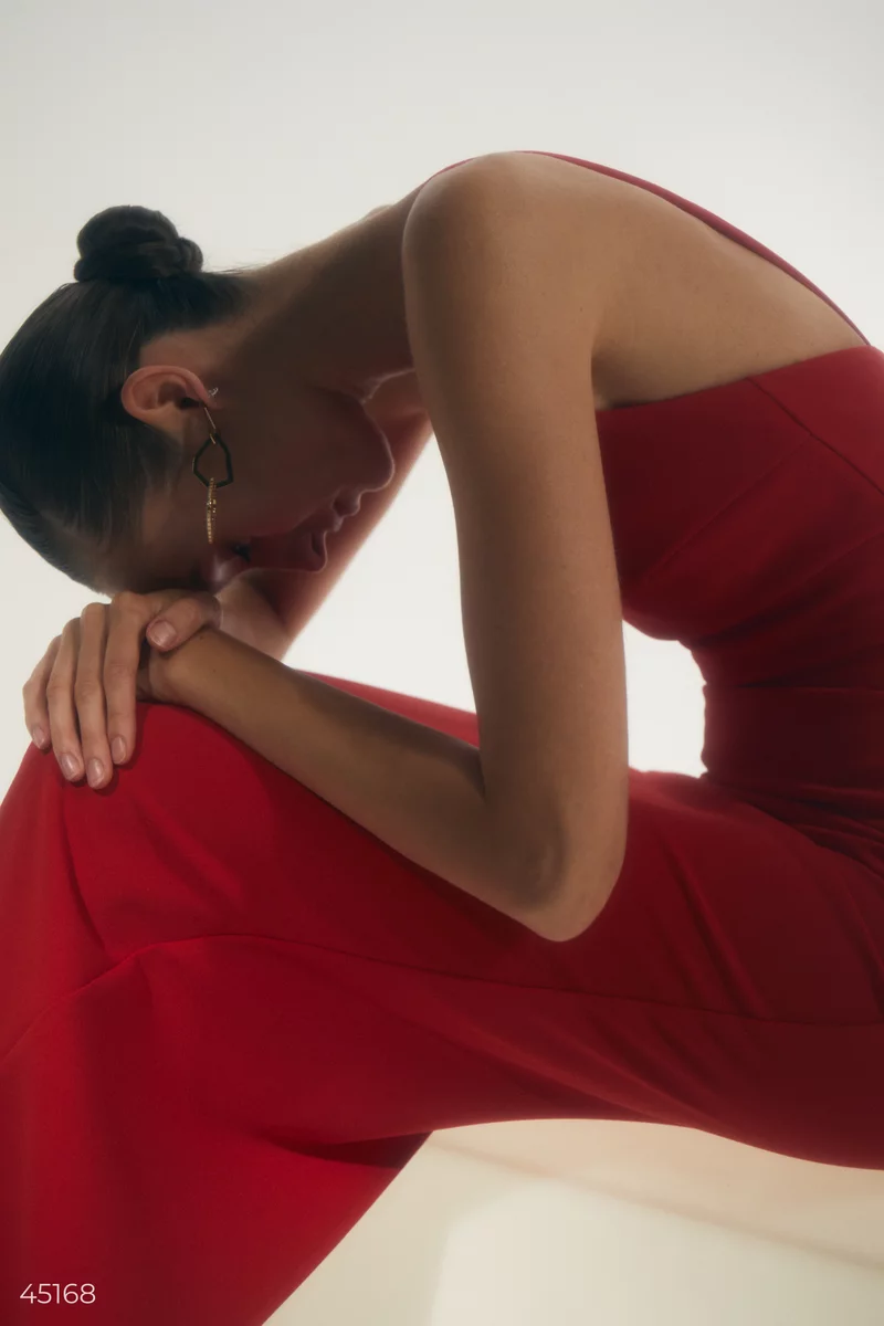 Елегантна червона сукня на бретелях фотографія 5