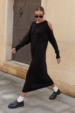 Чорна сукня міді з вирізом фотографія 2