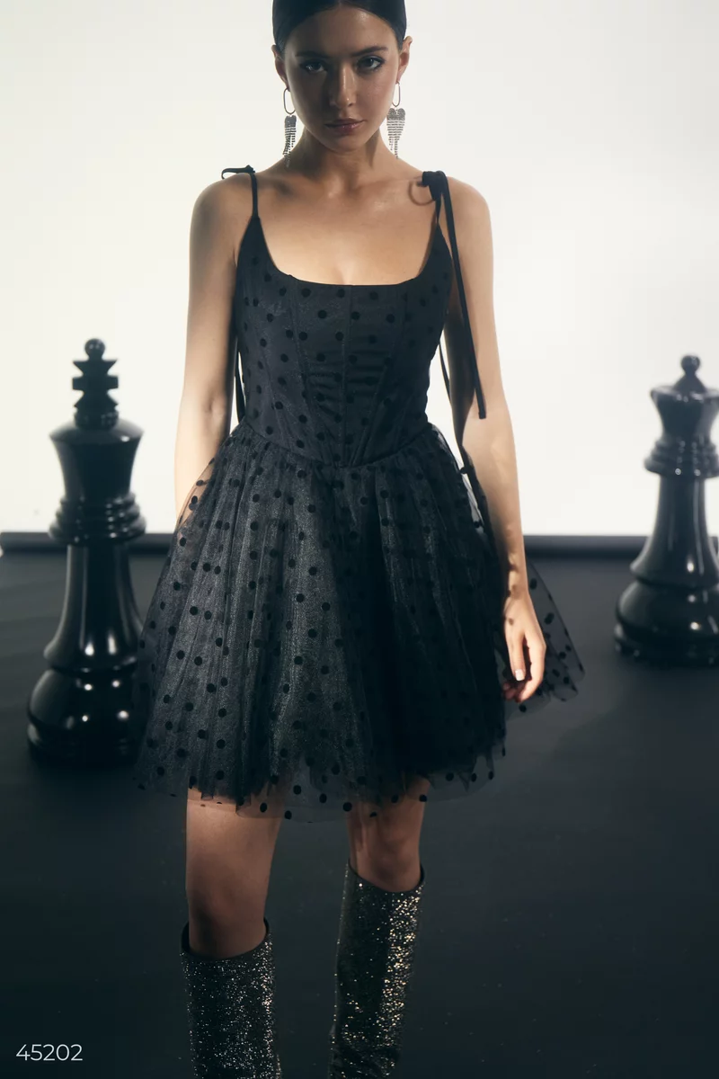 Чорна сукня з блискітками зі шнурівкою фотографія 1