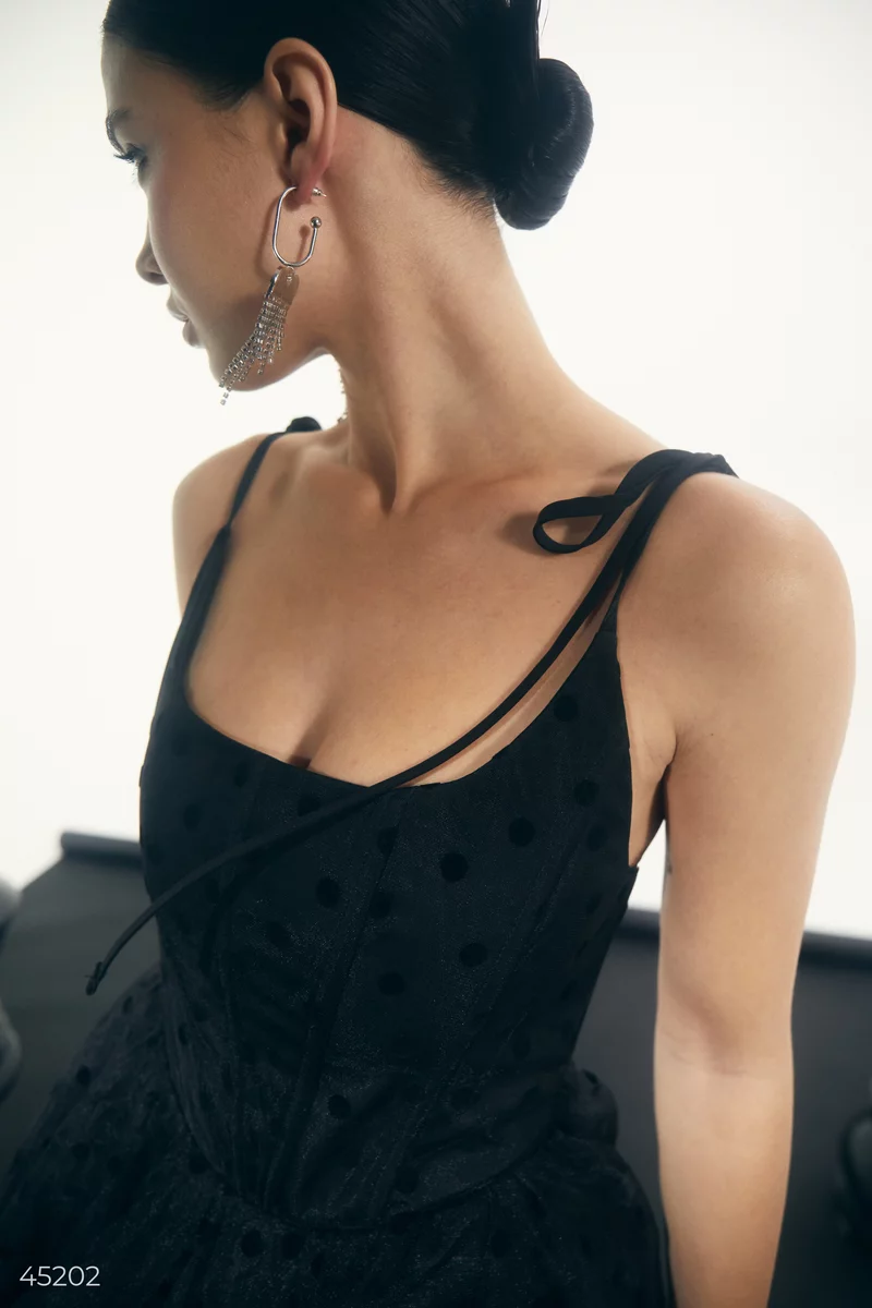 Черное платье с блестками со шнуровкой фотография 3
